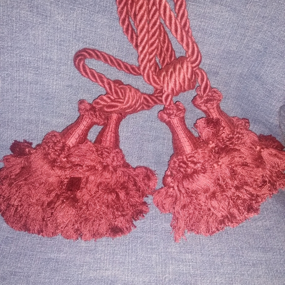 Wine colored pair of vintage curtain tassel tiebacks - Picture 4 of 9